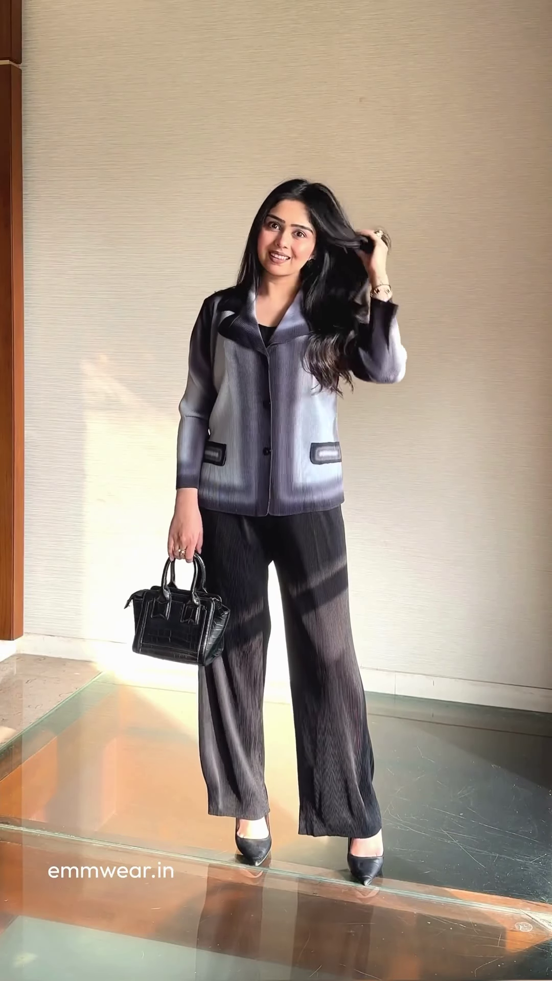 Chic Women's Pleated Wide-Leg Pants and Ombre Blazer Outfit with Structured Handbag