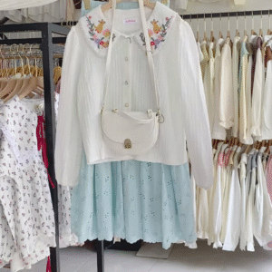 Charming Women's Embroidered Blouse and Layered Tulle Skirt Outfit with Crossbody Bag