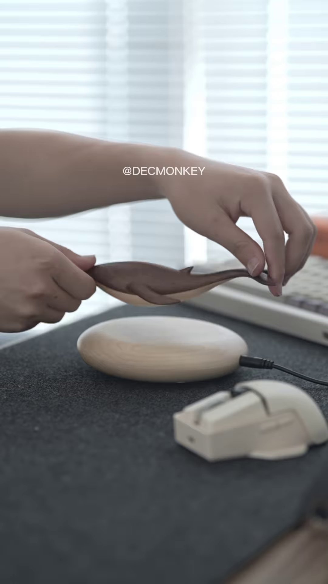 Minimalist Desk Organizer: Whale-Shaped Phone Holder and Charging Pad - Image 3