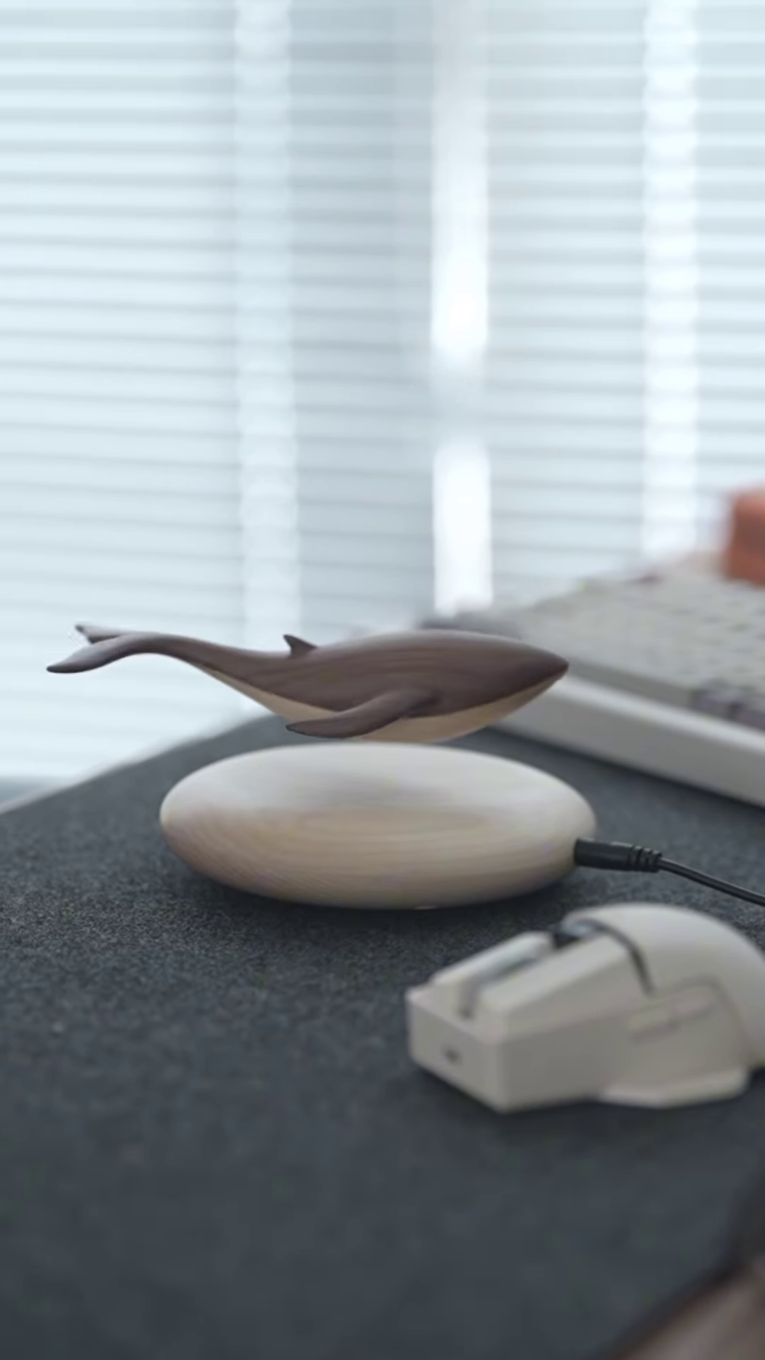 Minimalist Desk Organizer: Whale-Shaped Phone Holder and Charging Pad