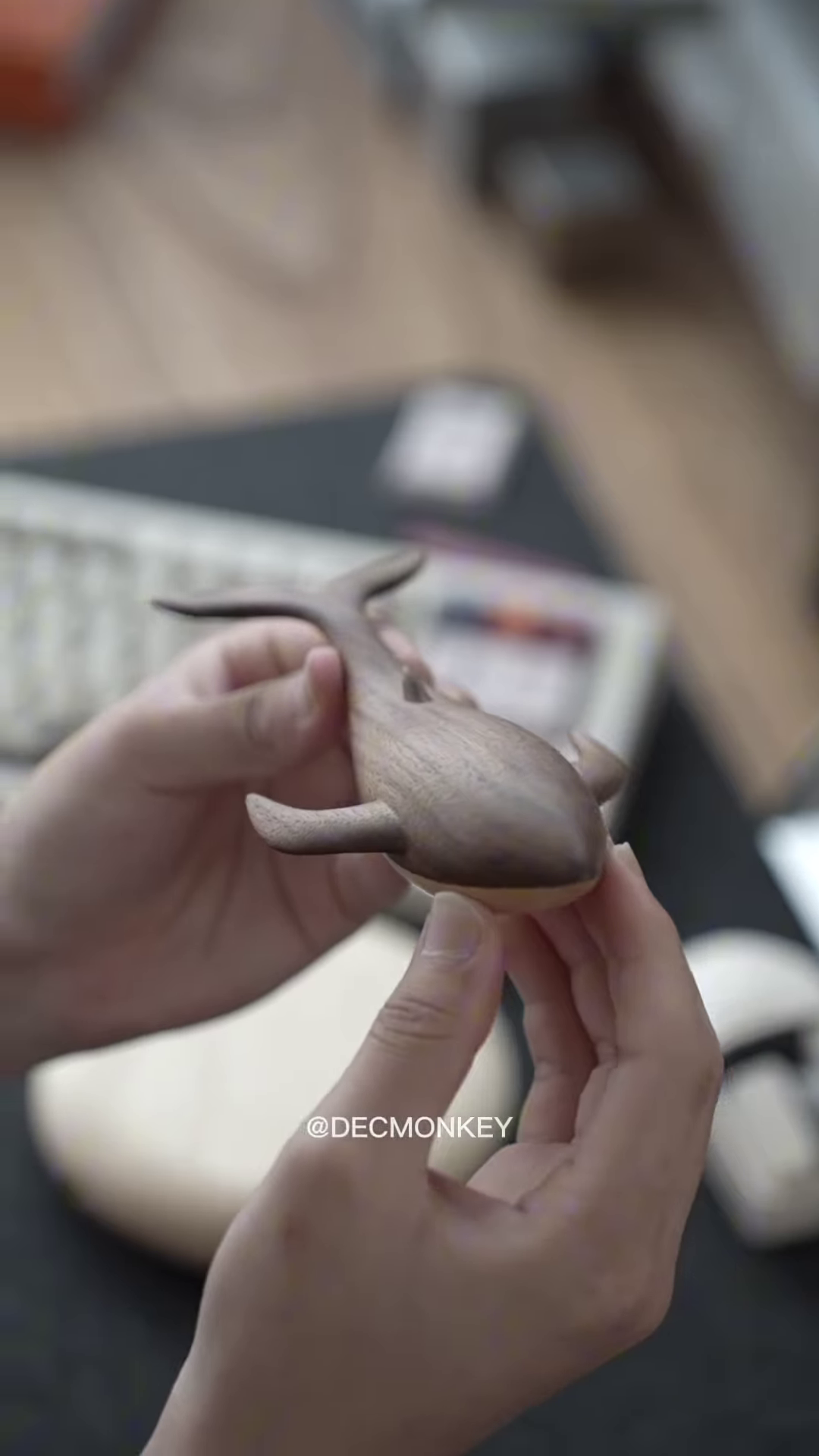 Minimalist Desk Organizer: Whale-Shaped Phone Holder and Charging Pad - Image 4