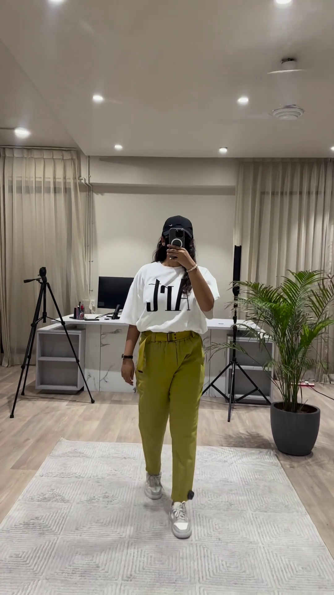 Casual Chic Outfit: White Graphic Tee, Maroon Wide-Leg Pants, and Black Cap - Image 5