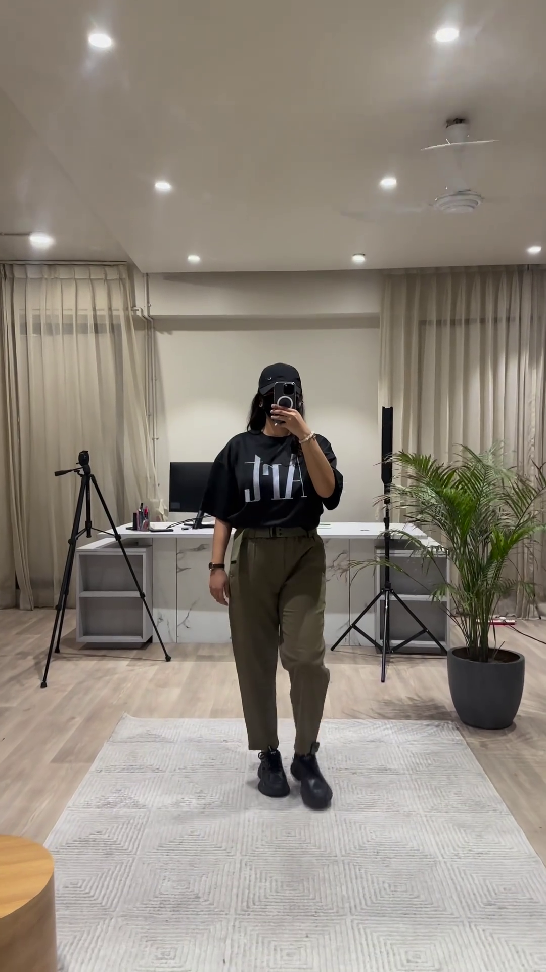 Casual Chic Outfit: White Graphic Tee, Maroon Wide-Leg Pants, and Black Cap - Image 4