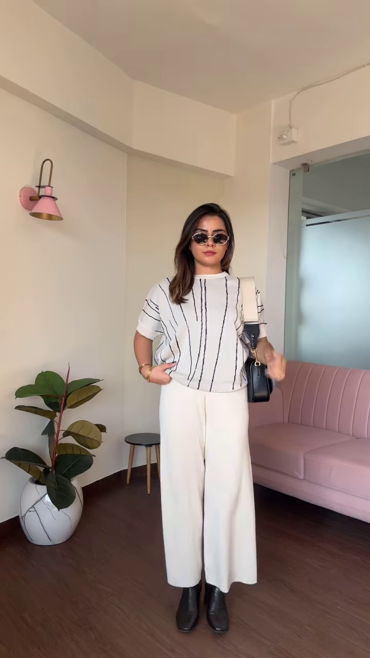 Chic Knit Co-ord Set with Vertical Stripe Detail and Wide-Leg Pants - Image 4