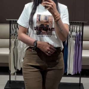 Casual Outfit: Graphic T-Shirt, Cropped Trousers, and Sneakers