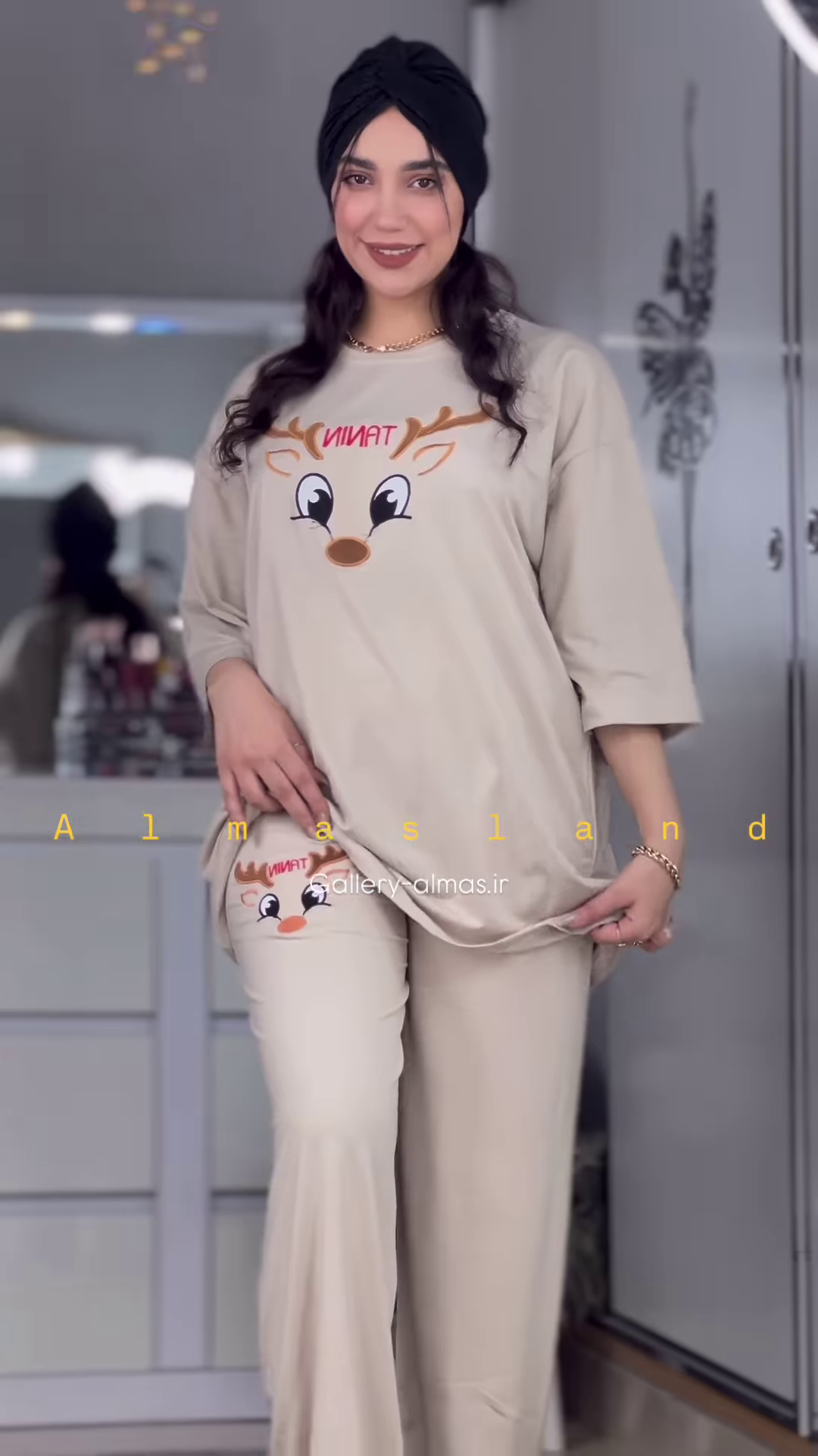 Cozy Reindeer Graphic Pajama Set with Long Sleeves and Pants - Image 4